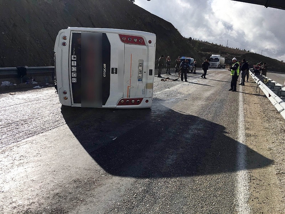 Korkuteli'nde Trafik Kazası: 15 yaralı!