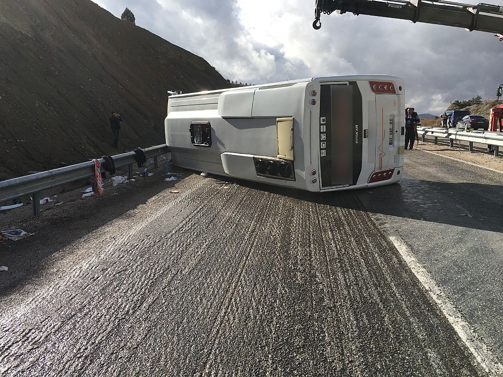 Korkuteli'nde Trafik Kazası: 15 yaralı!