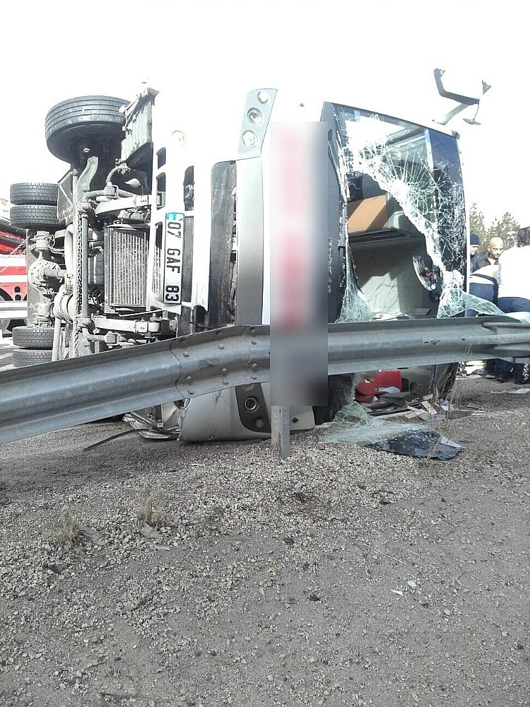 Korkuteli'nde Trafik Kazası: 15 yaralı!