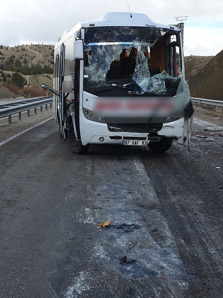 Korkuteli'nde Trafik Kazası: 15 yaralı!