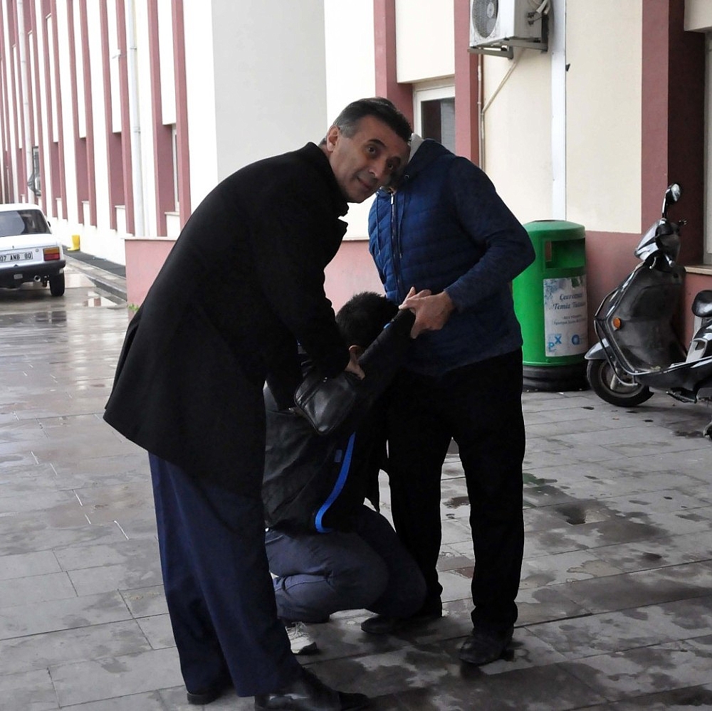 Liseli gençler motosiklet kurbanı oldu! (Videolu)