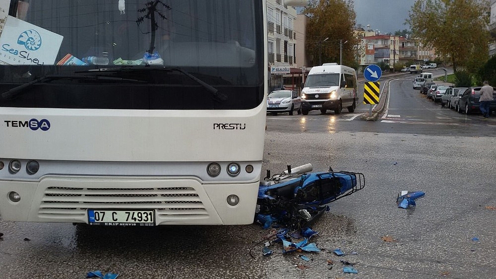 Liseli gençler motosiklet kurbanı oldu! (Videolu)