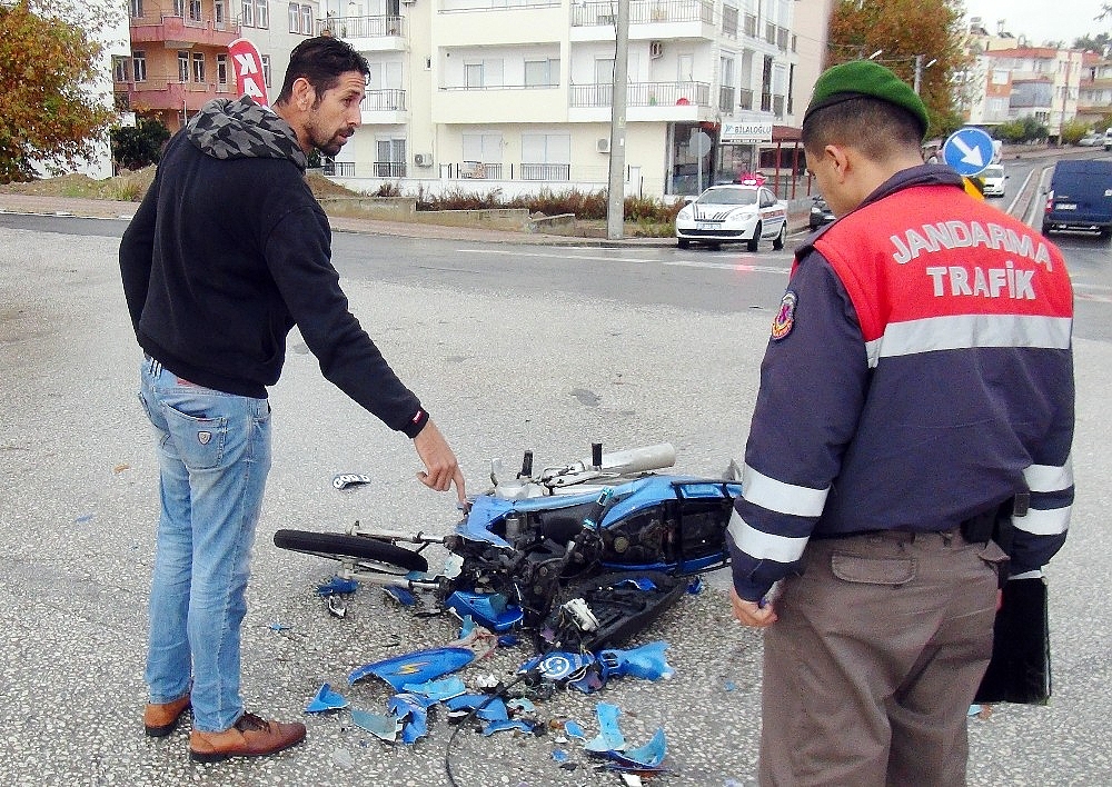 Liseli gençler motosiklet kurbanı oldu! (Videolu)