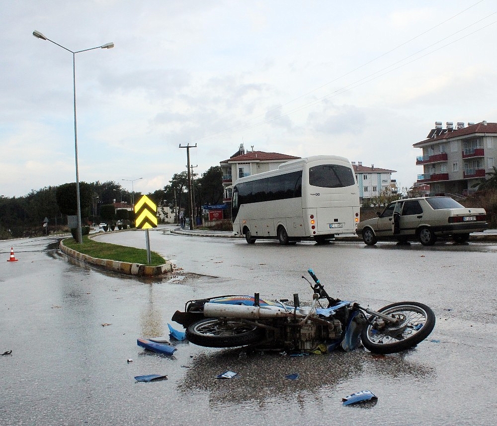 Liseli gençler motosiklet kurbanı oldu! (Videolu)