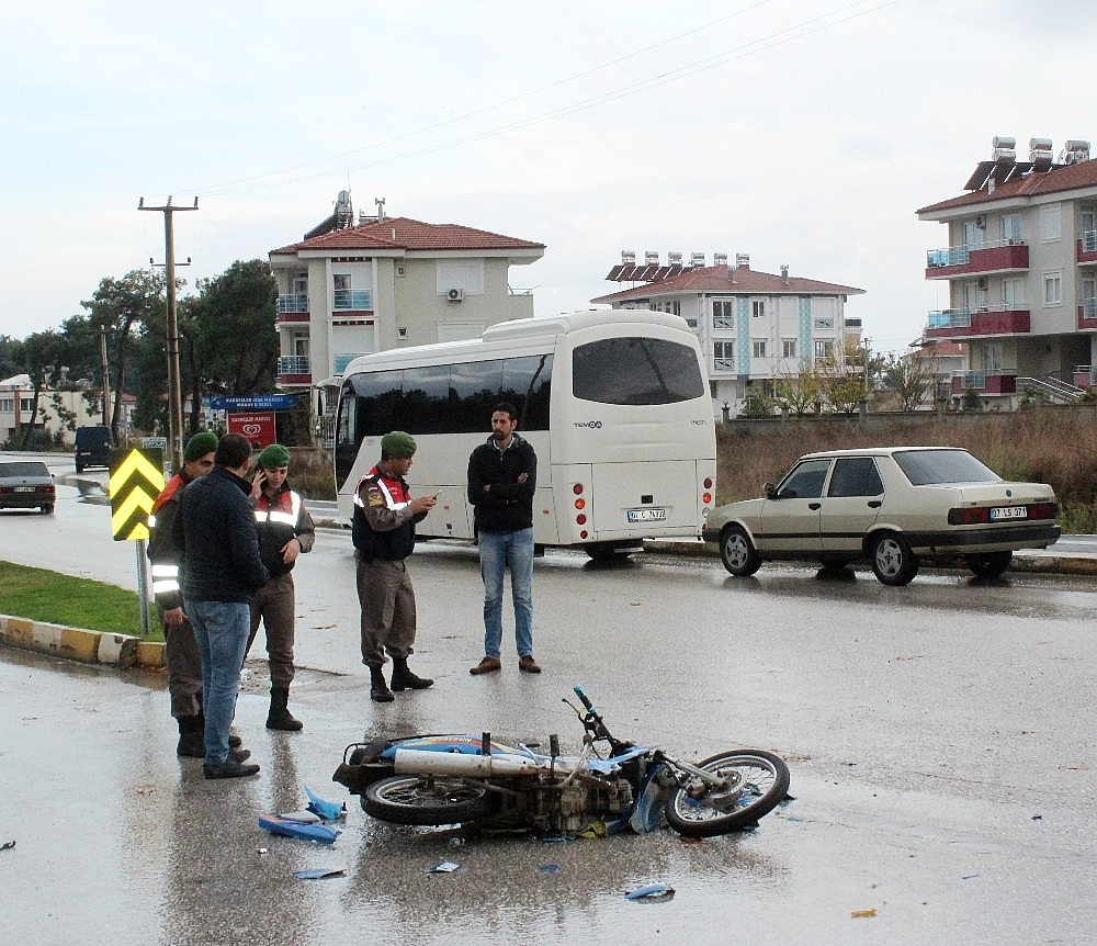 Liseli gençler motosiklet kurbanı oldu! (Videolu)
