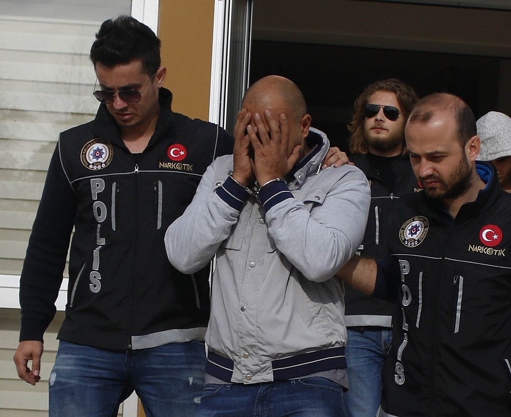 Midesinde 95 kapsül macun esrar getirdi!