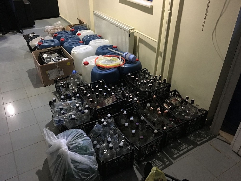 Serik'te sahte ve kaçak içki operasyonu!