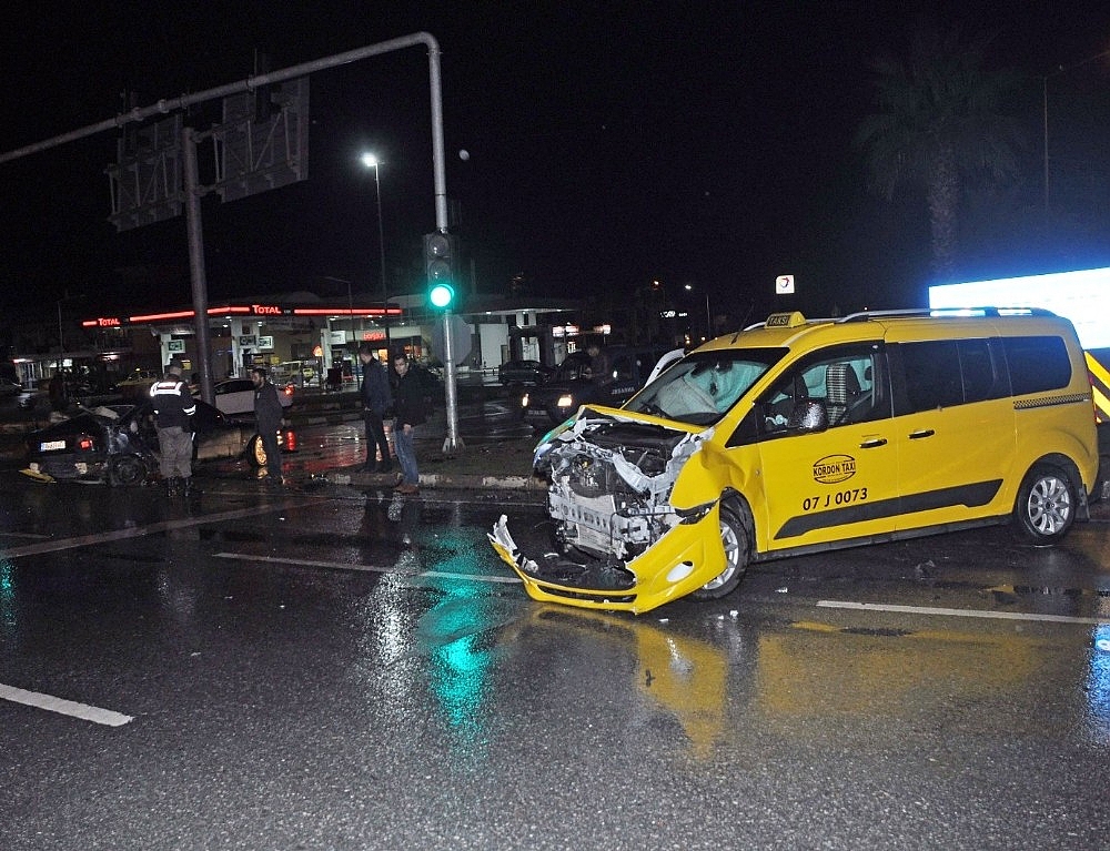 Ticari taksi ile otomobil çarpıştı: 3 yaralı!