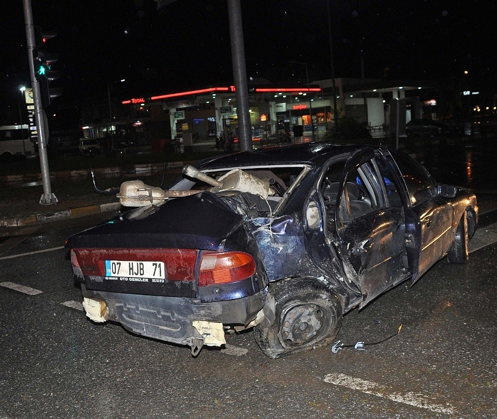 Ticari taksi ile otomobil çarpıştı: 3 yaralı!