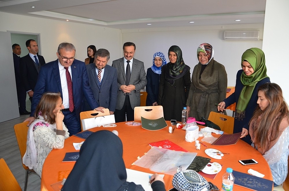 Vali Karaloğlu, Kadın Aile ve Gençlik Merkezini inceledi