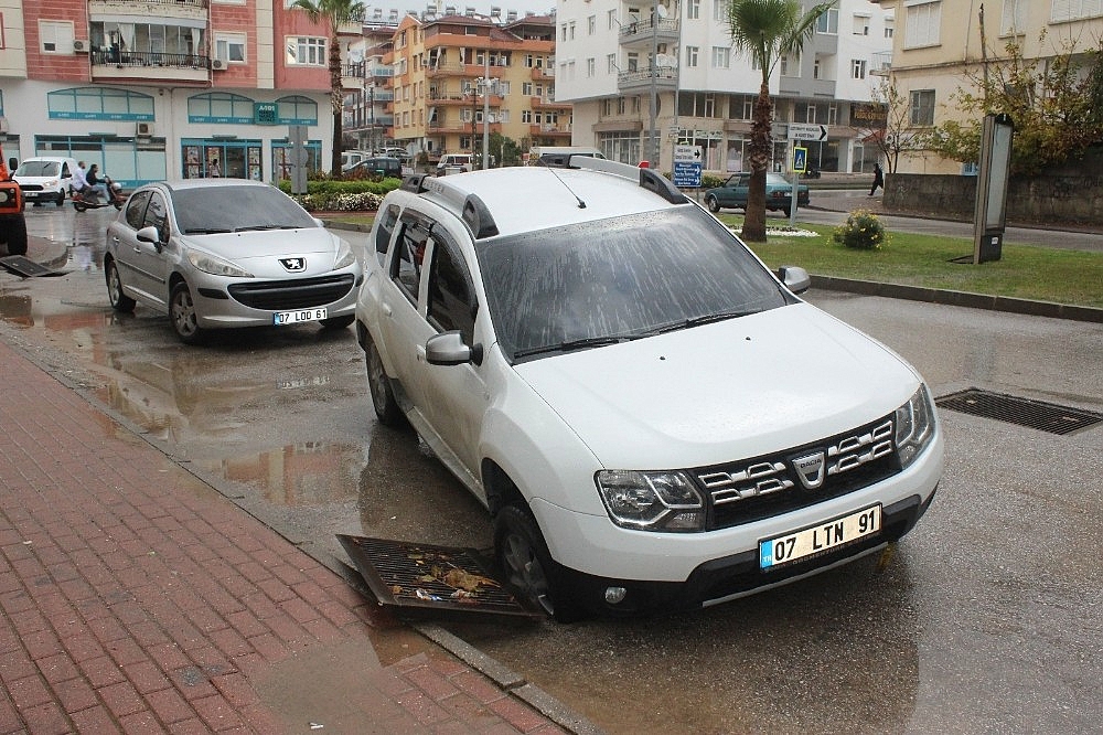 Vatandaşın kimseye sormadan açtığı rögar kapağı kazaya sebep oldu! (Videolu)