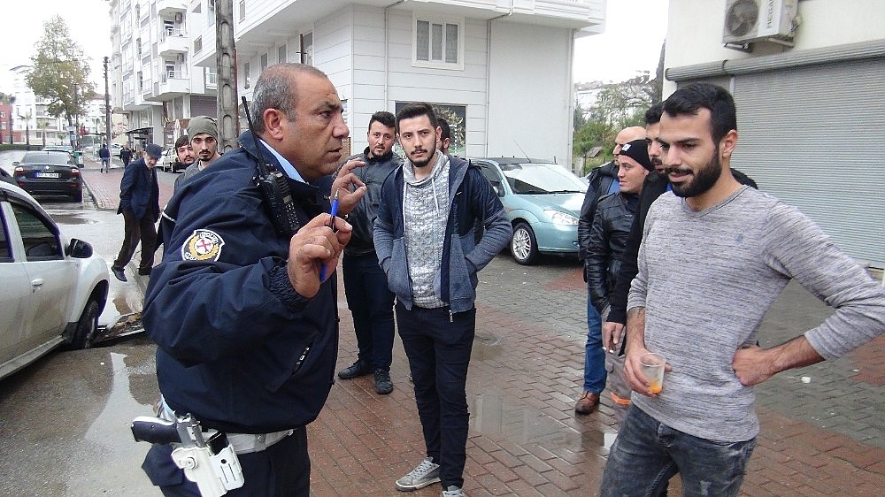Vatandaşın kimseye sormadan açtığı rögar kapağı kazaya sebep oldu! (Videolu)