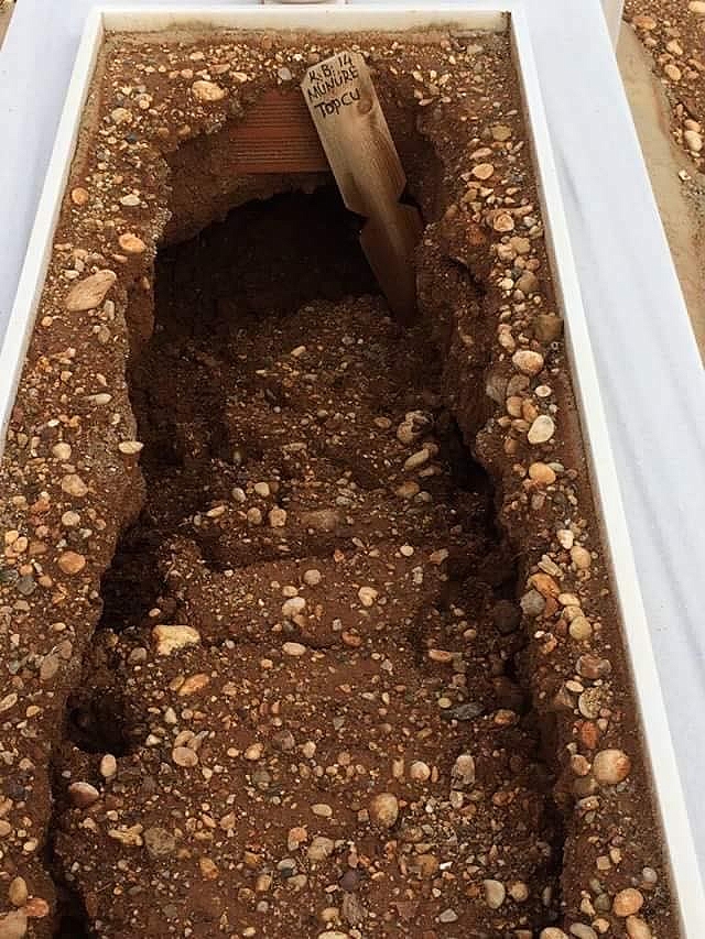 Yağmur sebebiyle çöküntü oluşan mezarlar dolduruldu