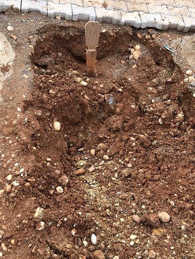 Yağmur sebebiyle çöküntü oluşan mezarlar dolduruldu