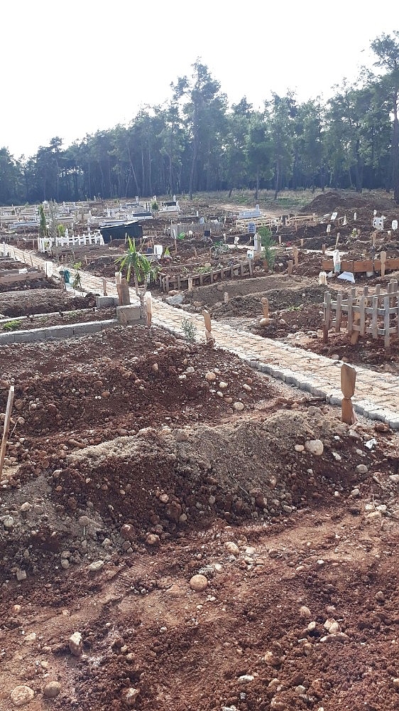 Yağmur sebebiyle çöküntü oluşan mezarlar dolduruldu