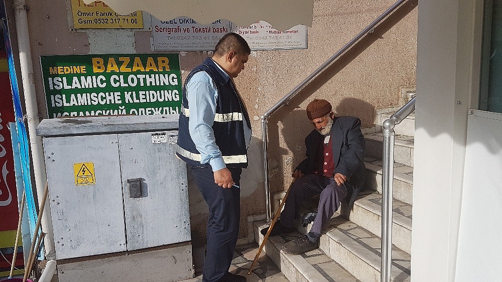 Yaşlı dilencinin cebinden içki kutusu çıktı! (Videolu)