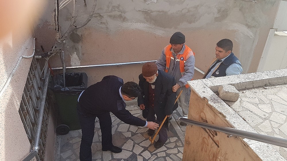 Yaşlı dilencinin cebinden içki kutusu çıktı! (Videolu)