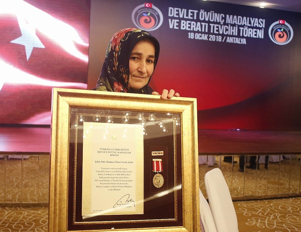 16 şehit yakını ve 2 gaziye Devlet Övünç Madalyası ve Beratı verildi