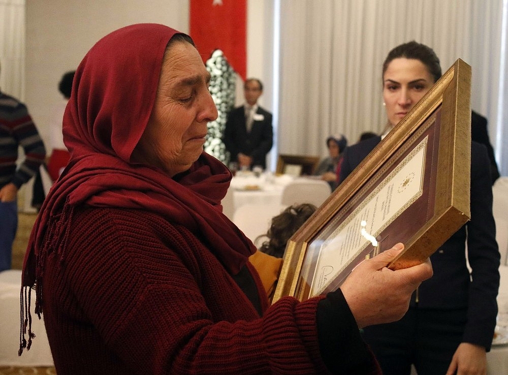 16 şehit yakını ve 2 gaziye Devlet Övünç Madalyası ve Beratı verildi
