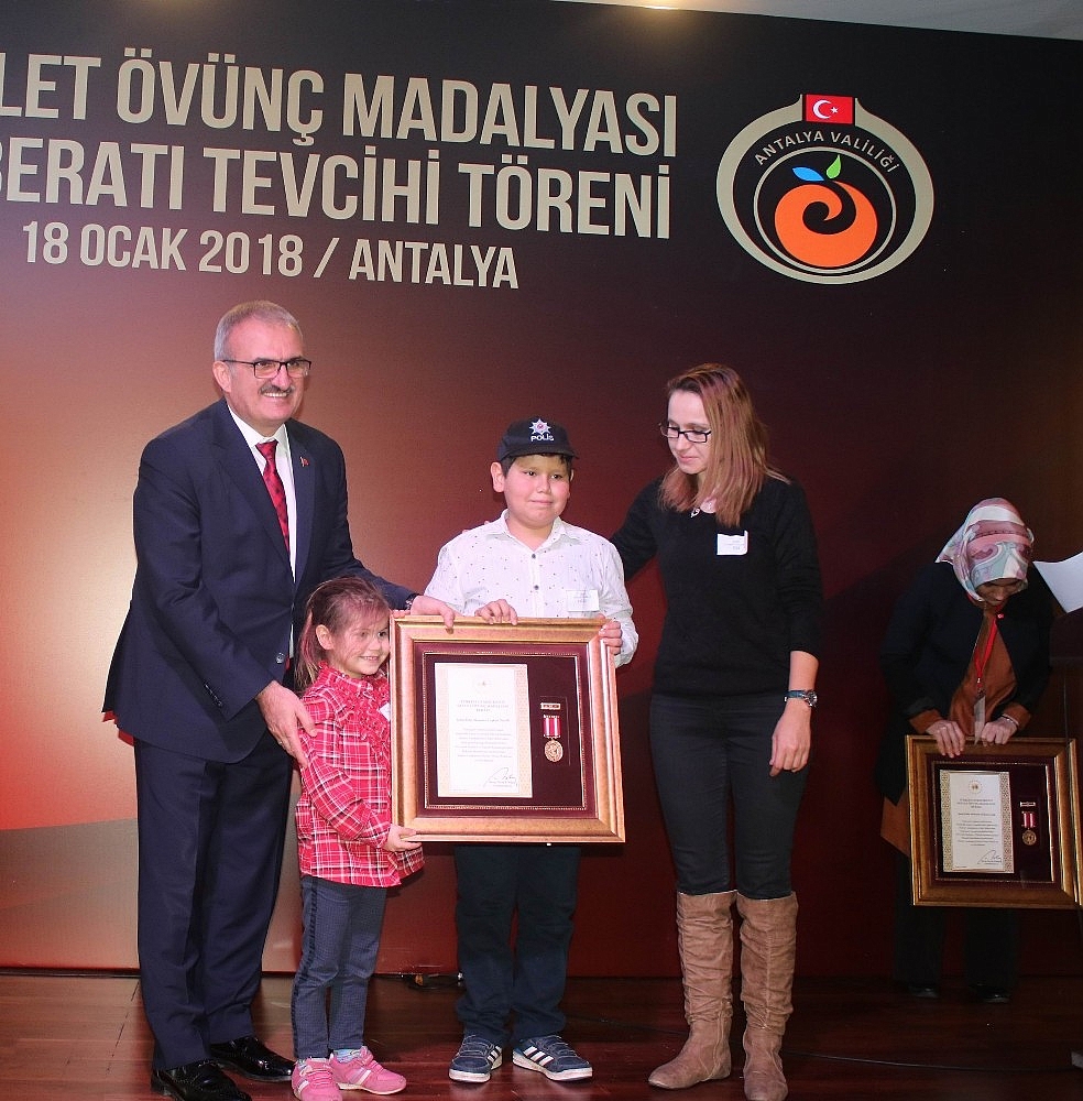 16 şehit yakını ve 2 gaziye Devlet Övünç Madalyası ve Beratı verildi