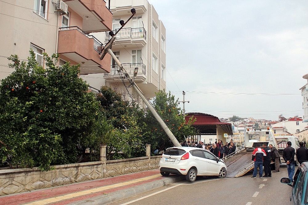 Alkollü sürücünün çarptığı elektrik direği 4 katlı binanın üzerine devrildi!
