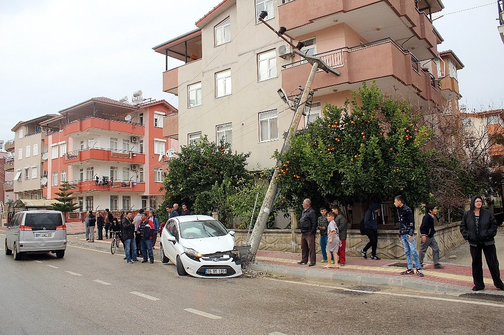 Alkollü sürücünün çarptığı elektrik direği 4 katlı binanın üzerine devrildi!