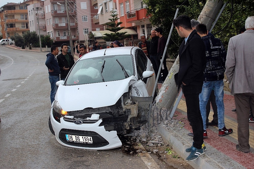 Alkollü sürücünün çarptığı elektrik direği 4 katlı binanın üzerine devrildi!