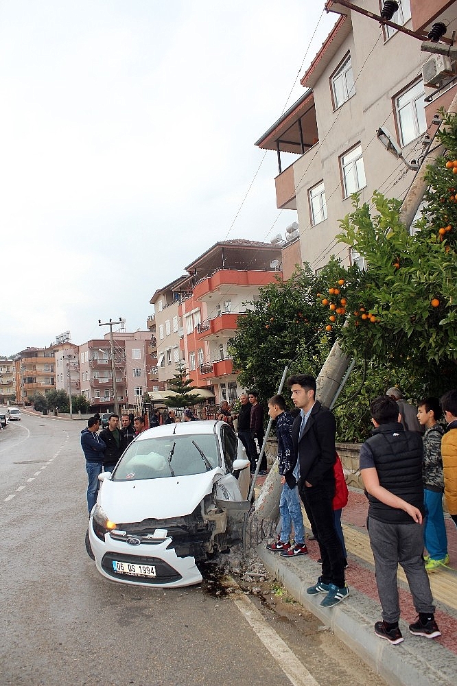 Alkollü sürücünün çarptığı elektrik direği 4 katlı binanın üzerine devrildi!