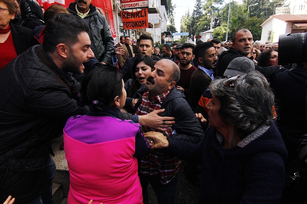 Antalya'da CHP'nin devir teslim töreninde arbede! (Videolu)