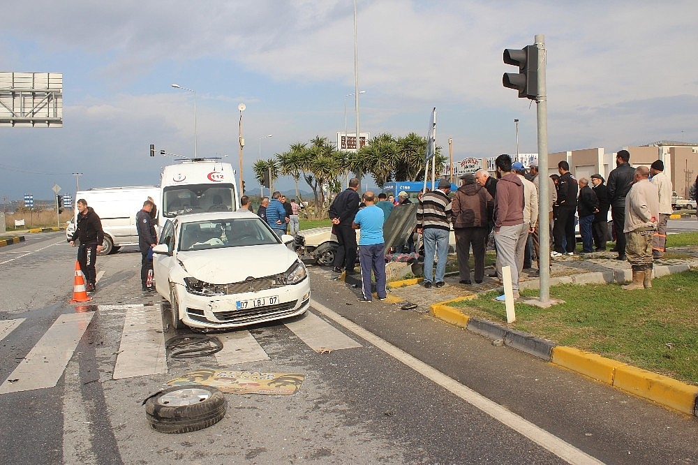 Antalya'da trafik kazası: 3 yaralı! (Videolu)