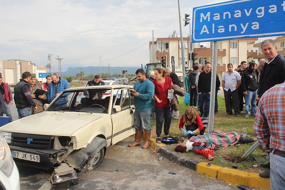 Antalya'da trafik kazası: 3 yaralı! (Videolu)