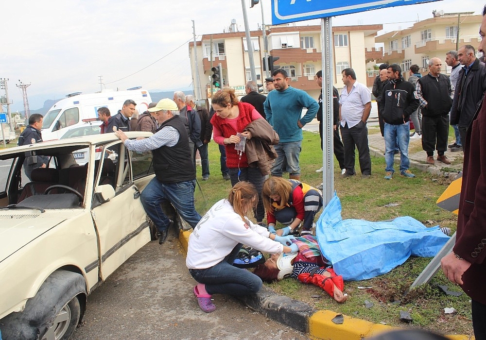 Antalya'da trafik kazası: 3 yaralı! (Videolu)