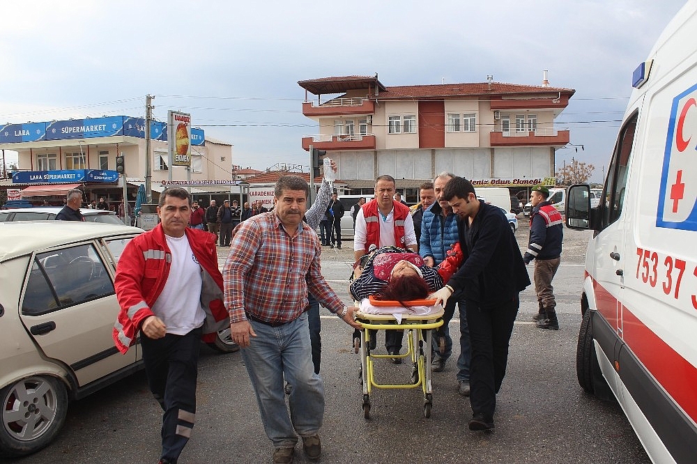 Antalya'da trafik kazası: 3 yaralı! (Videolu)
