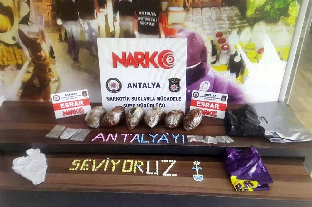 Antalya'da uyuşturucu baskını: 8 gözaltı!