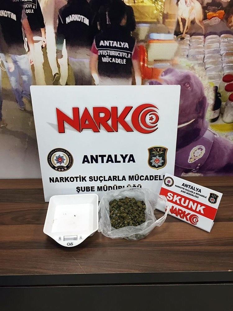 Antalya'da uyuşturucu baskını: 8 gözaltı!
