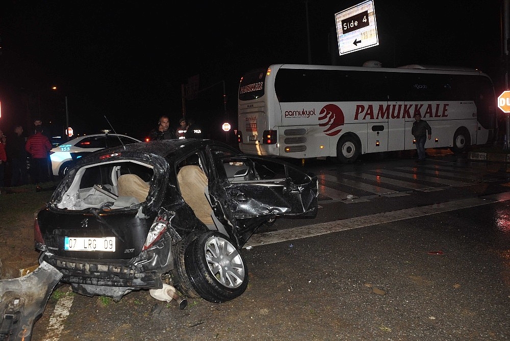 Antalya'da yolcu otobüsü ile otomobil çarpıştı: 1 ölü, 2 yaralı! (Videolu)