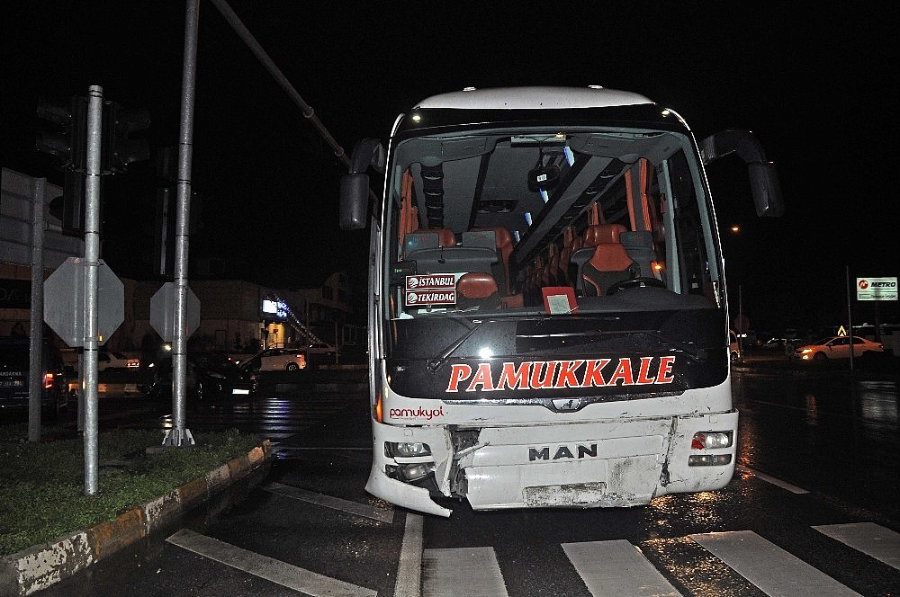 Antalya'da yolcu otobüsü ile otomobil çarpıştı: 1 ölü, 2 yaralı! (Videolu)