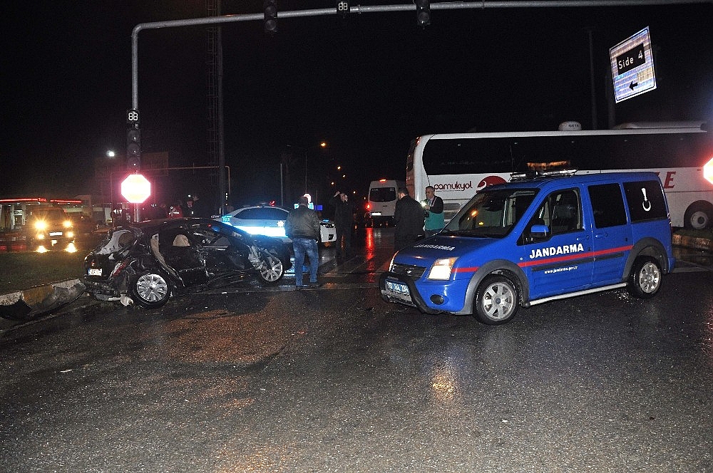 Antalya'da yolcu otobüsü ile otomobil çarpıştı: 1 ölü, 2 yaralı! (Videolu)