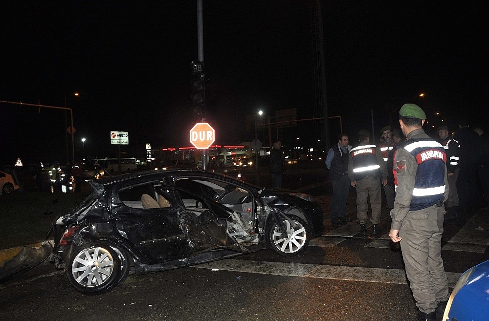 Antalya'da yolcu otobüsü ile otomobil çarpıştı: 1 ölü, 2 yaralı! (Videolu)