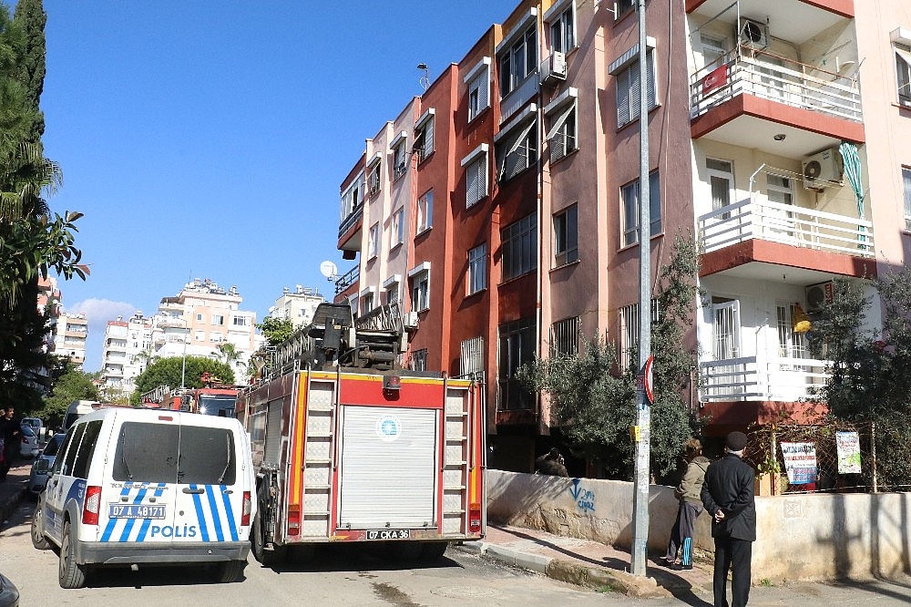 Apartmanın zemin katındaki dairede çıkan yangın korkuttu! (Videolu)