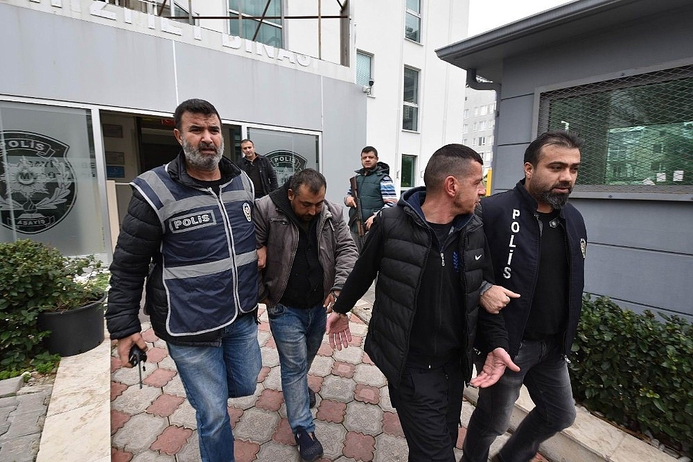 Arkasında ihtiyaç giderdiği iş hanına attığı izmarit yangına sebep oldu!