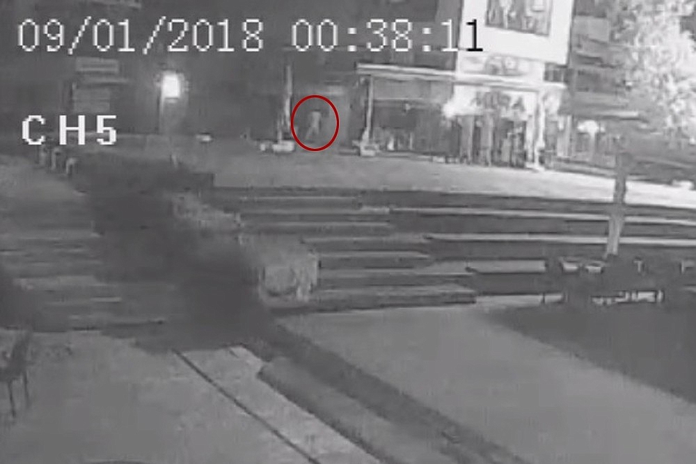 Arkasında ihtiyaç giderdiği iş hanına attığı izmarit yangına sebep oldu!