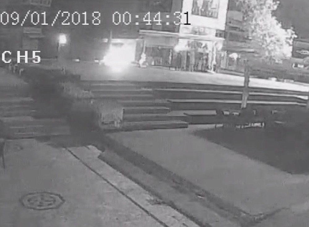 Arkasında ihtiyaç giderdiği iş hanına attığı izmarit yangına sebep oldu!