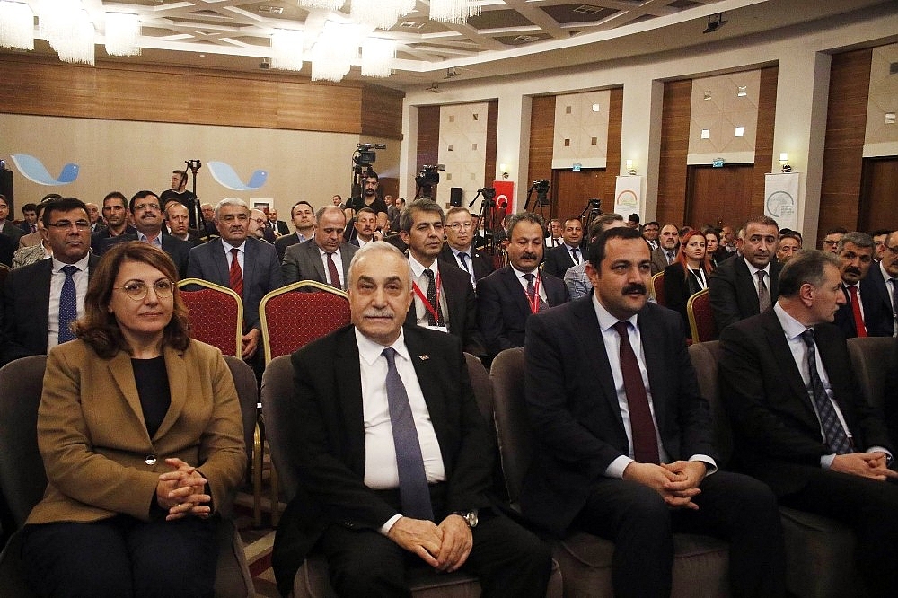 Bakan Fakıbaba: "Allah aşkına hoca şeyiyle çıkıyorsun, milleti yanlış yönlendiriyorsun"