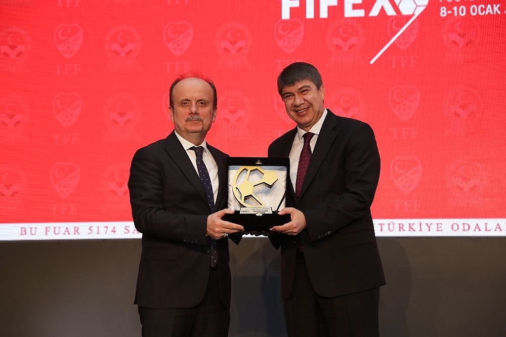 Büyükşehir'e Yılın Futbol Kulübüne Destek ödülü