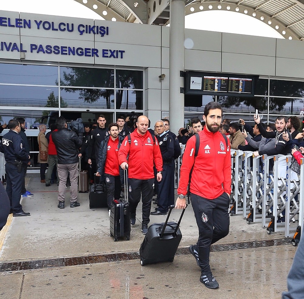 Cenk Tosun kamp kafilesinde yok