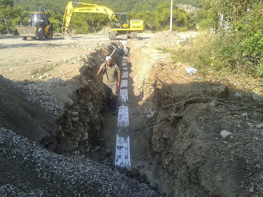 Demre'nin 5 mahallesinde kanalizasyon çalışması devam ediyor