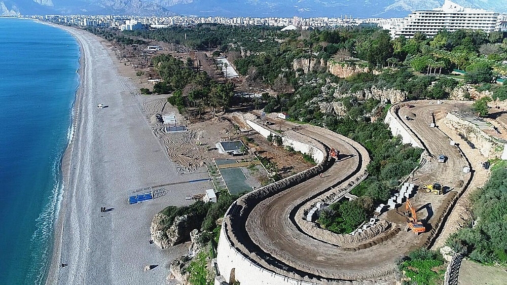 Dünyaca ünlü Konyaaltı sahili yeni yüzüyle yaz ayına yetiştirilmeye çalışılıyor