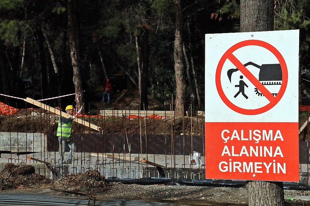 Dünyaca ünlü Konyaaltı sahili yeni yüzüyle yaz ayına yetiştirilmeye çalışılıyor