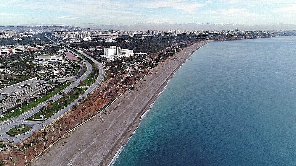 Dünyaca ünlü Konyaaltı sahili yeni yüzüyle yaz ayına yetiştirilmeye çalışılıyor